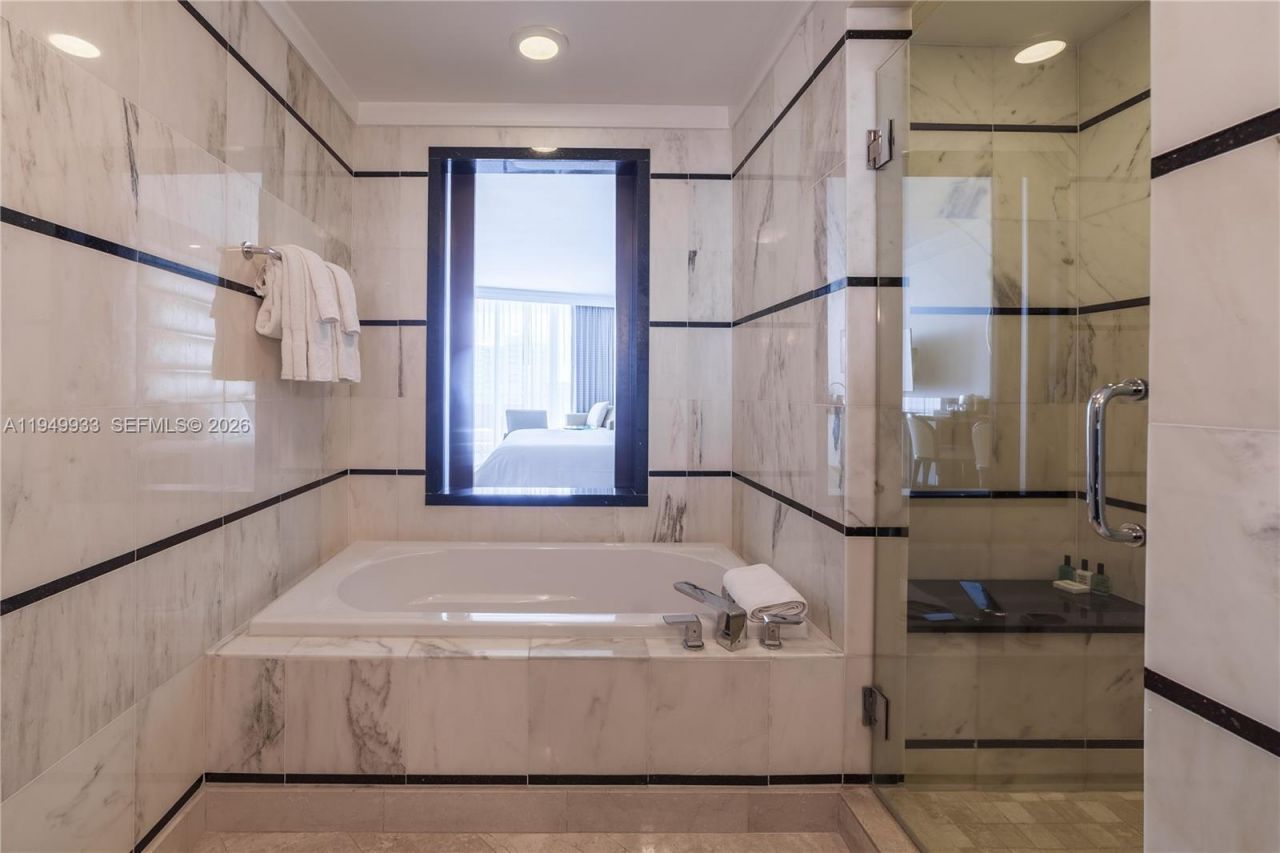 4391 Collins Ave, Unit 1914, Miami Beach, FL 33140 Photo