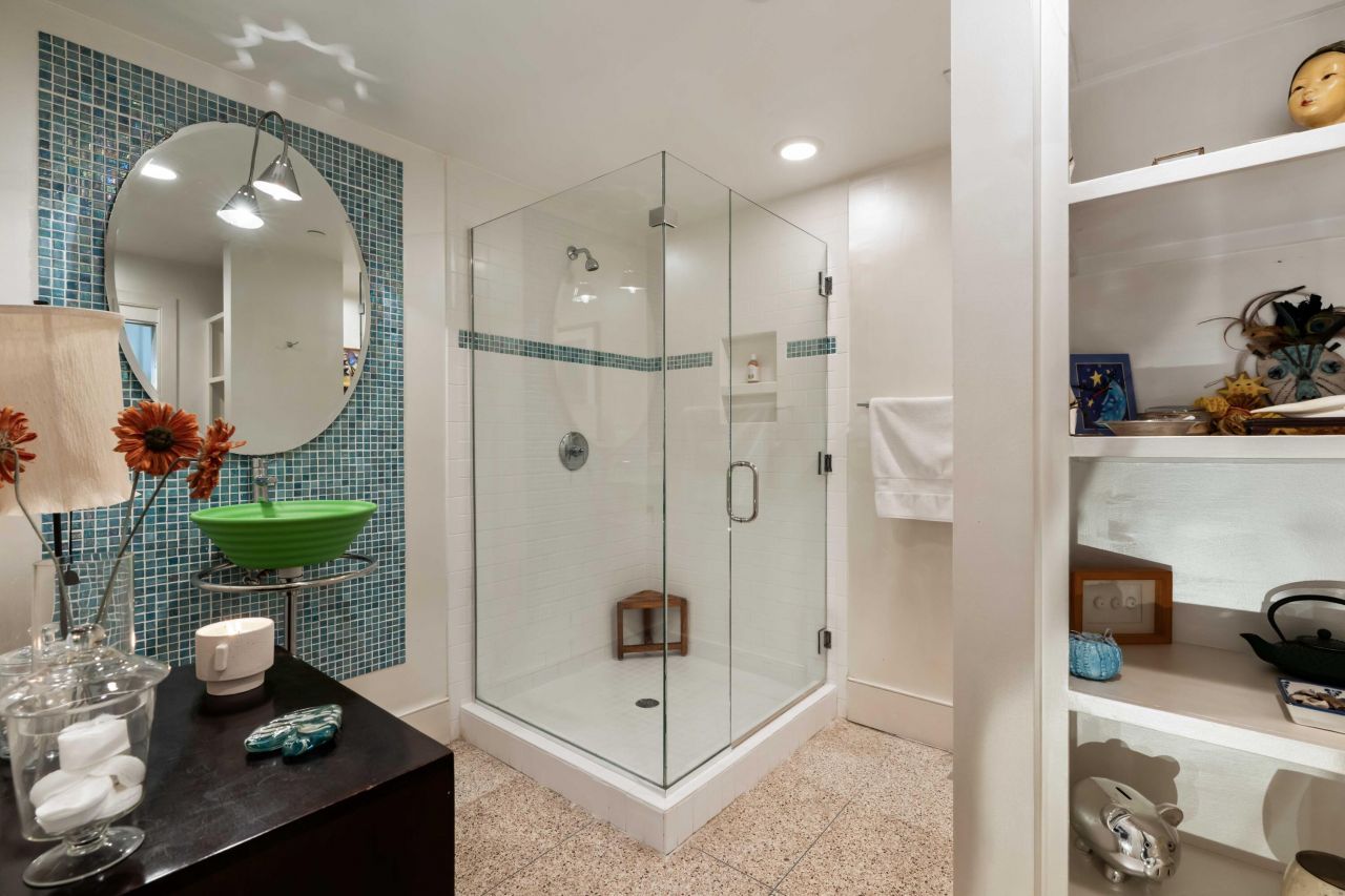 517 King Street Photo 35