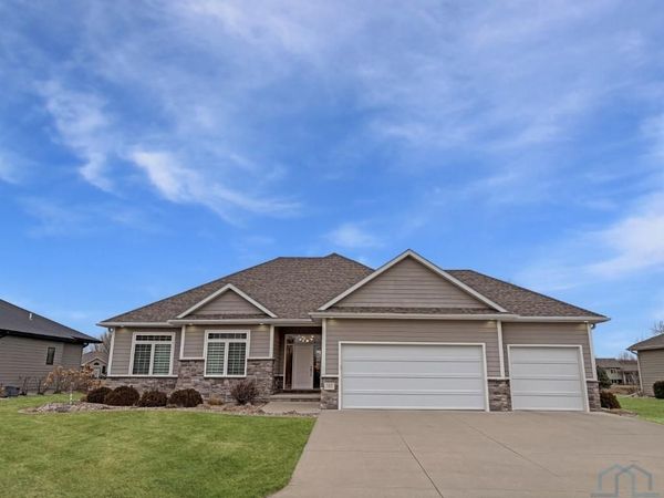 565 E Pinehurst Tr, Dakota Dunes, SD 57049