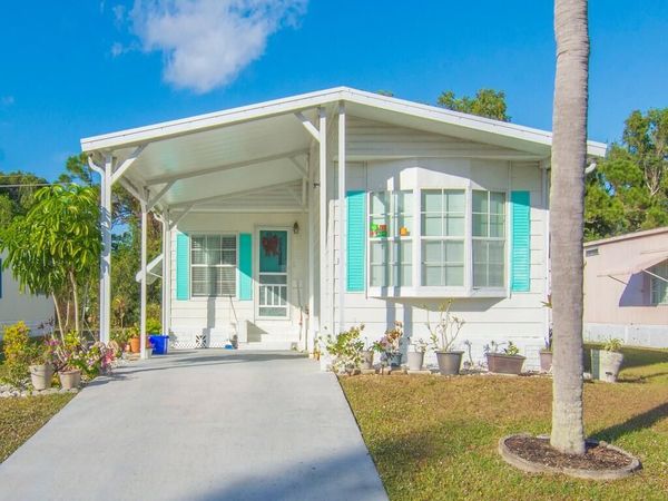 8 Novedades, Port Saint Lucie, FL 34952