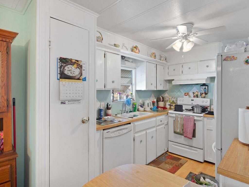 8 Novedades, Port Saint Lucie, FL 34952 Photo