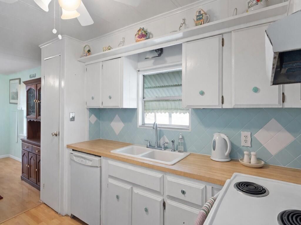 8 Novedades, Port Saint Lucie, FL 34952 Photo