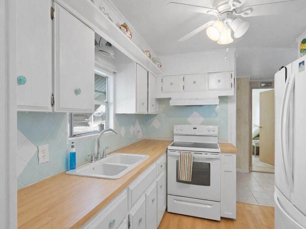 8 Novedades, Port Saint Lucie, FL 34952 Photo