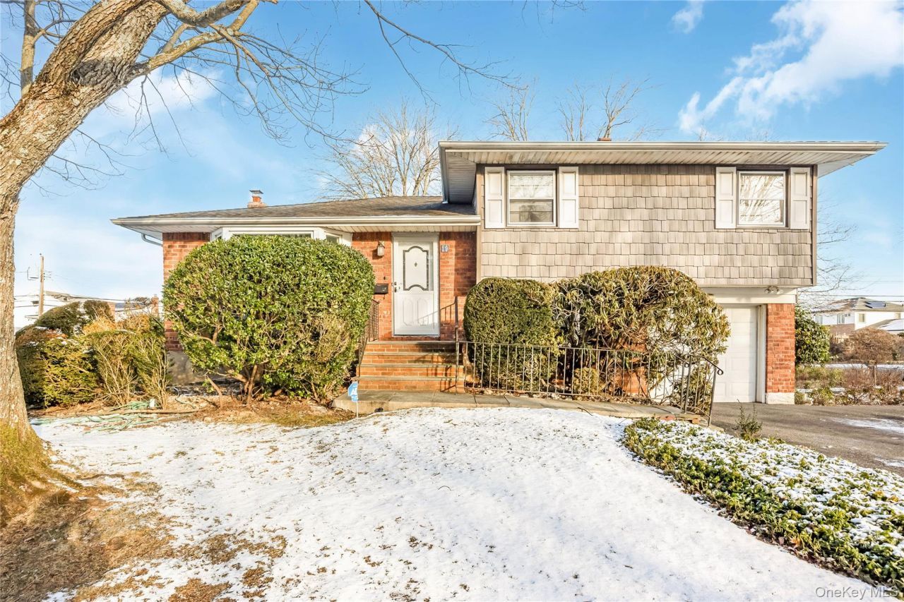 19 Parkdale Drive, Farmingdale, NY 11735 Main Photo