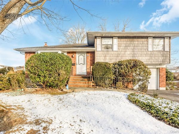 19 Parkdale Drive, Farmingdale, NY 11735