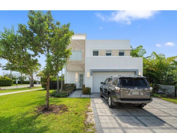 6810 NW 103rd Pl, Doral, FL 33178