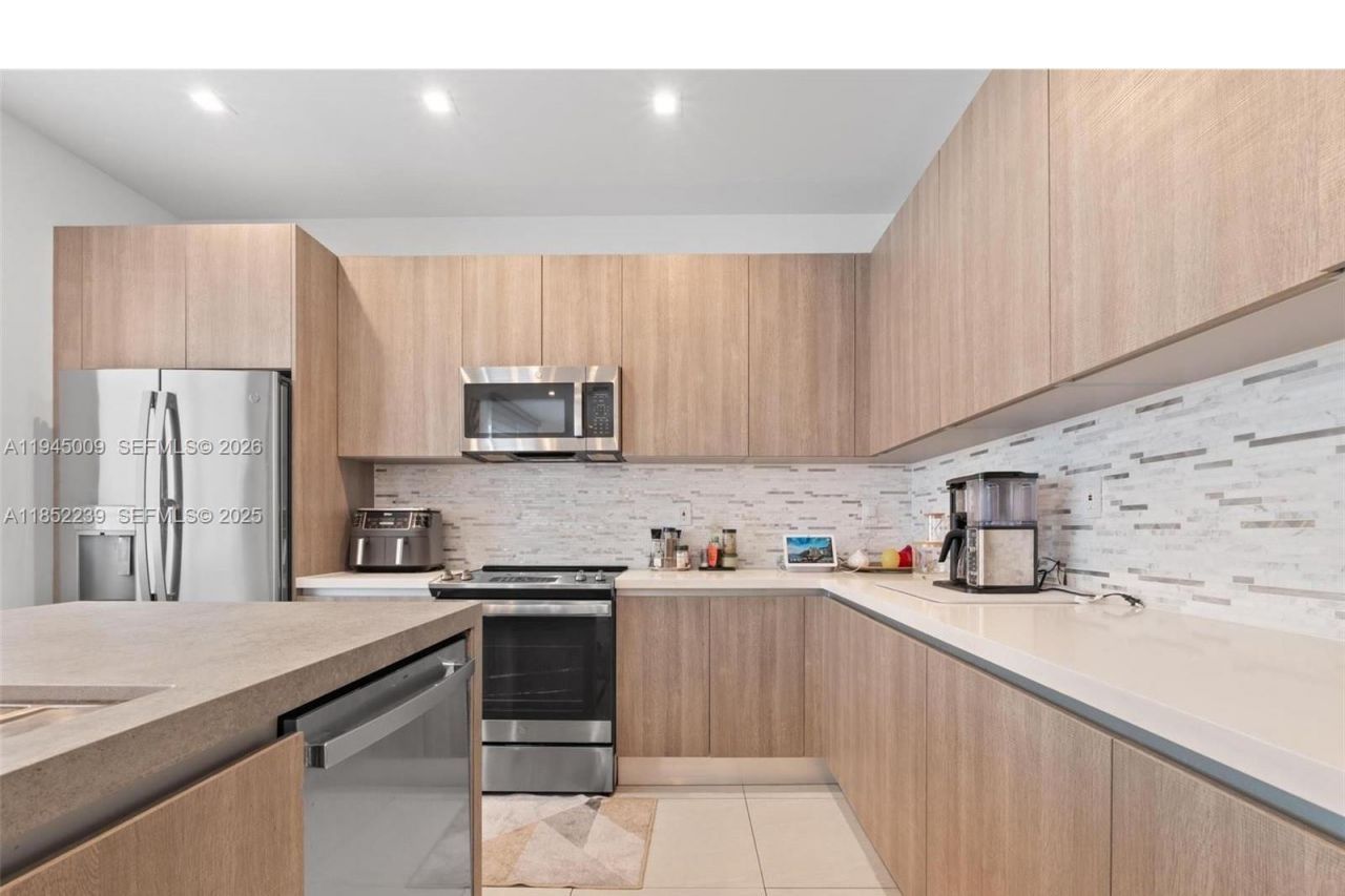 6810 NW 103rd Pl, Doral, FL 33178 Photo