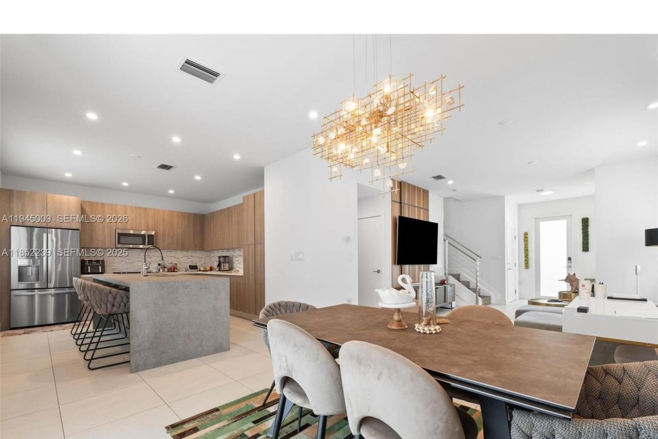 6810 NW 103rd Pl, Doral, FL 33178 Photo