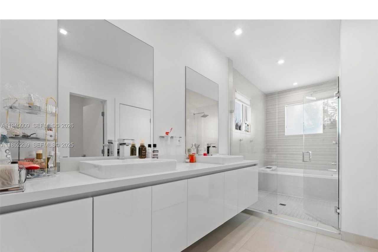 6810 NW 103rd Pl, Doral, FL 33178 Photo