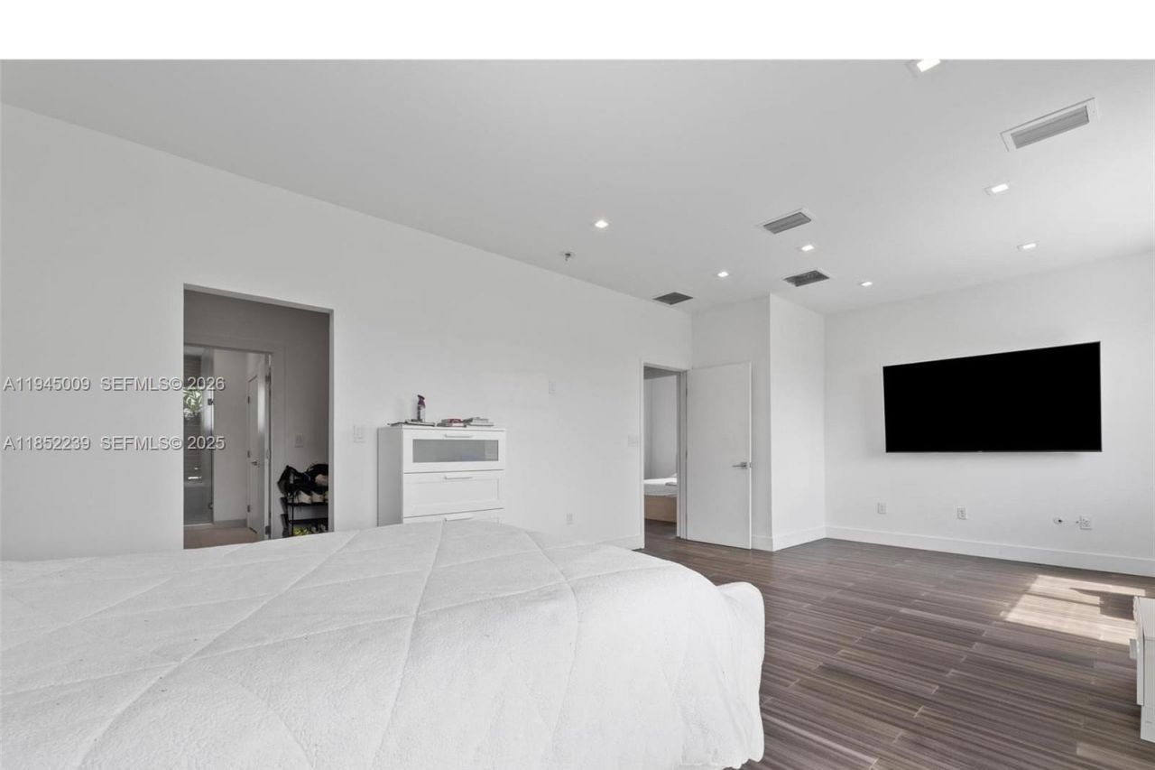 6810 NW 103rd Pl, Doral, FL 33178 Photo