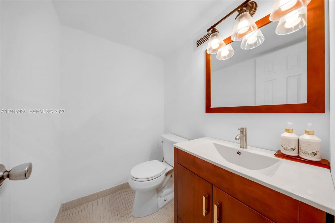 137 Golden Isles Dr, Unit 508, Hallandale Beach, FL 33009 Photo