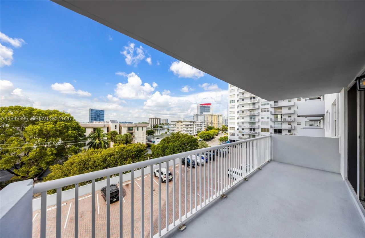 137 Golden Isles Dr, Unit 508, Hallandale Beach, FL 33009 Photo