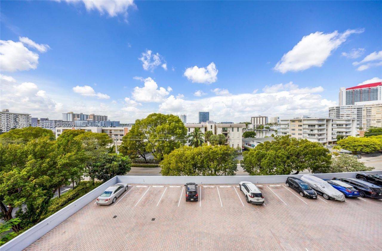 137 Golden Isles Dr, Unit 508, Hallandale Beach, FL 33009 Photo