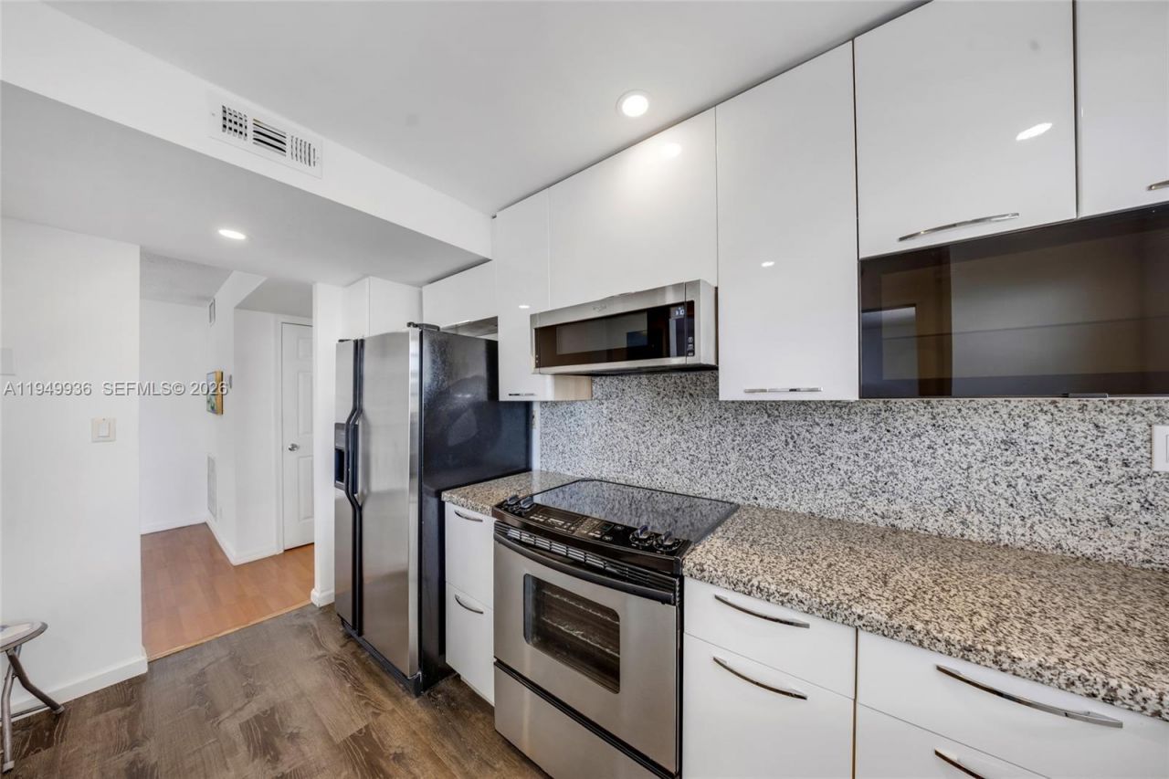 137 Golden Isles Dr, Unit 508, Hallandale Beach, FL 33009 Photo