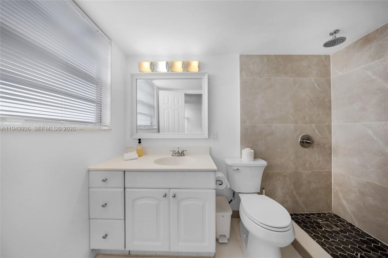 137 Golden Isles Dr, Unit 508, Hallandale Beach, FL 33009 Photo