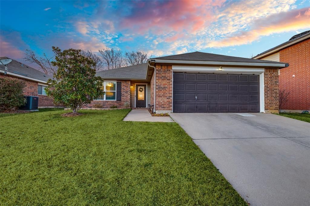 656 Condor Trail, Saginaw, TX 76131 Main Photo