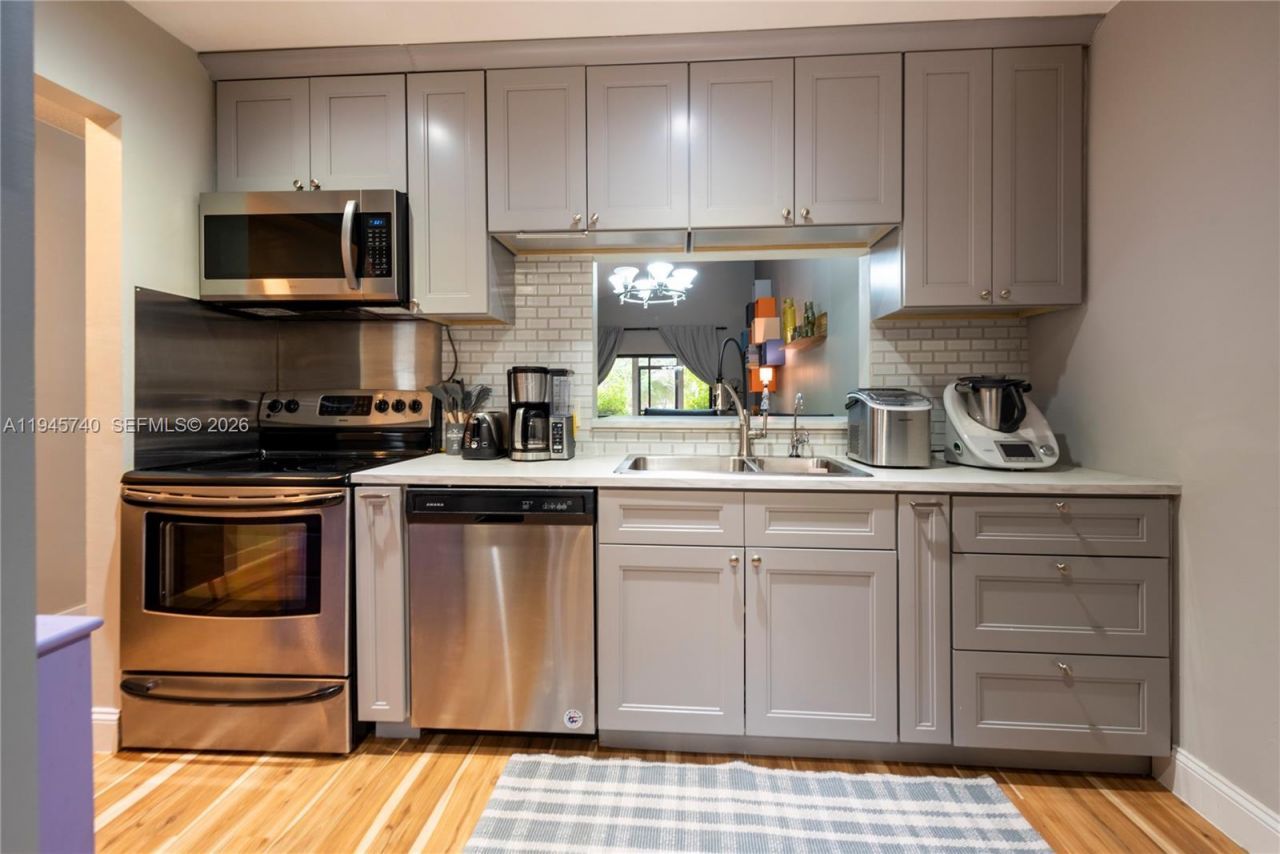 459 Lakeview Dr, Unit 1, Weston, FL 33326 Photo