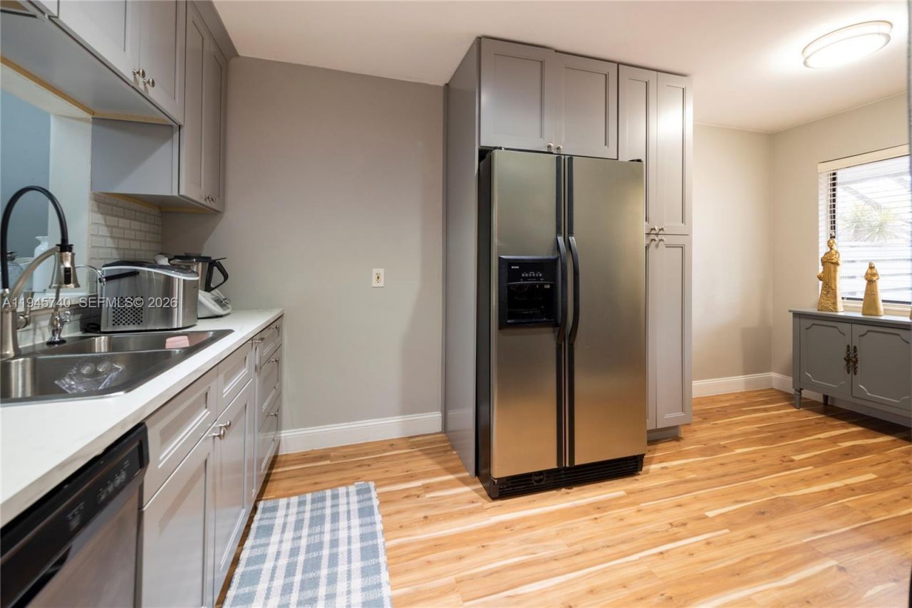 459 Lakeview Dr, Unit 1, Weston, FL 33326 Photo