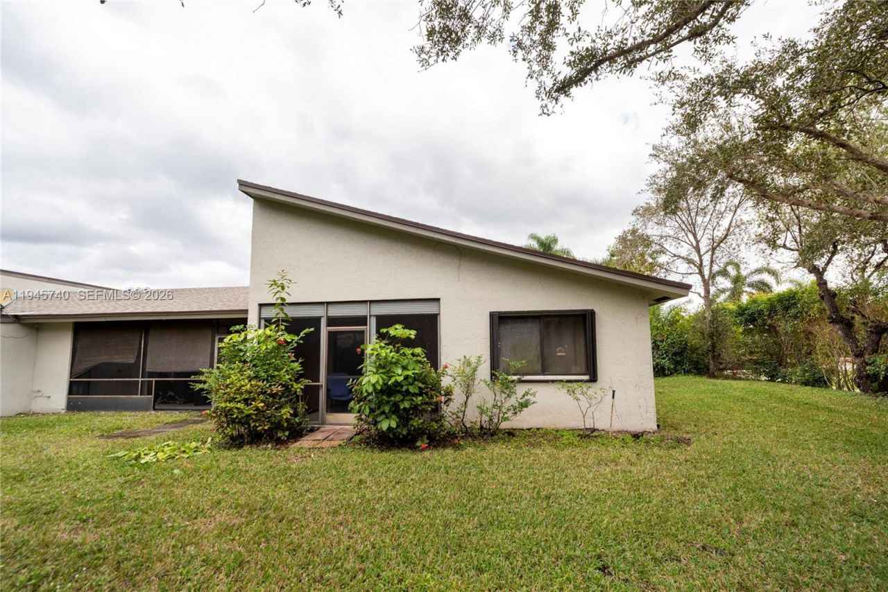 459 Lakeview Dr, Unit 1, Weston, FL 33326 Photo