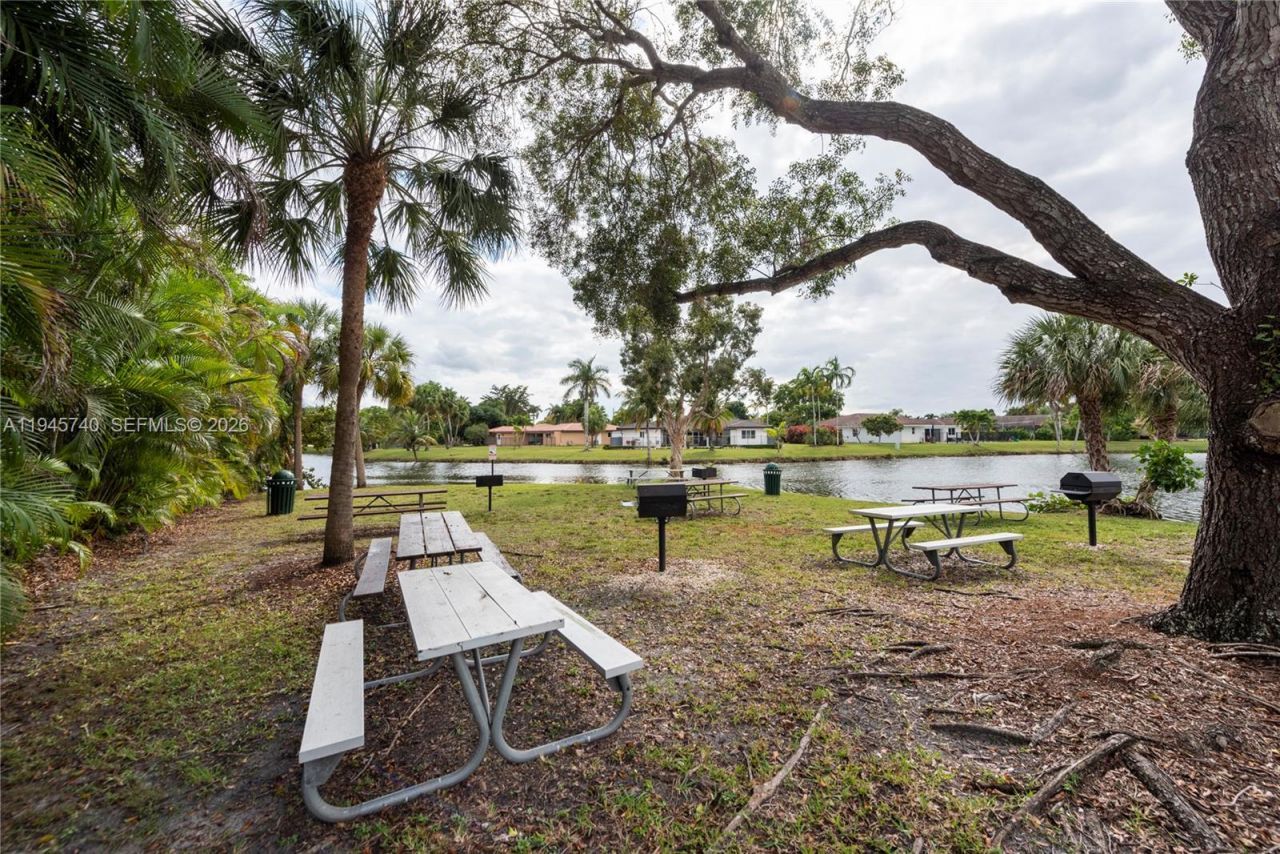459 Lakeview Dr, Unit 1, Weston, FL 33326 Photo