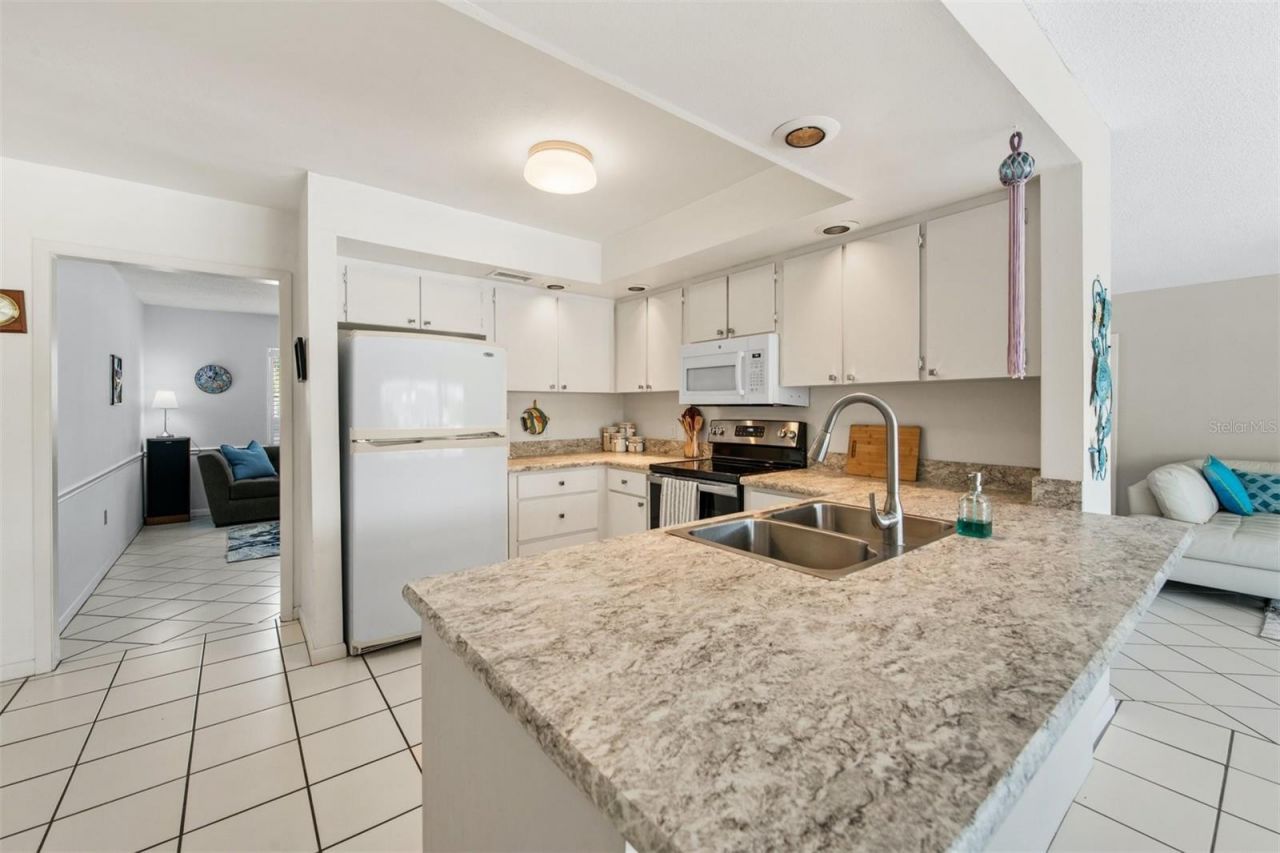 614 Gladstone Lane, Holmes Beach, FL 34217 Photo