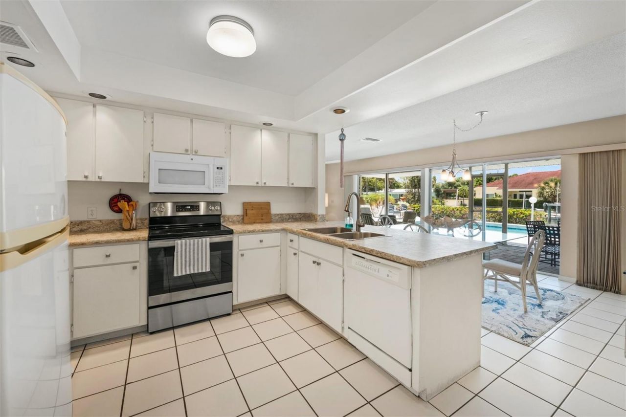 614 Gladstone Lane, Holmes Beach, FL 34217 Photo