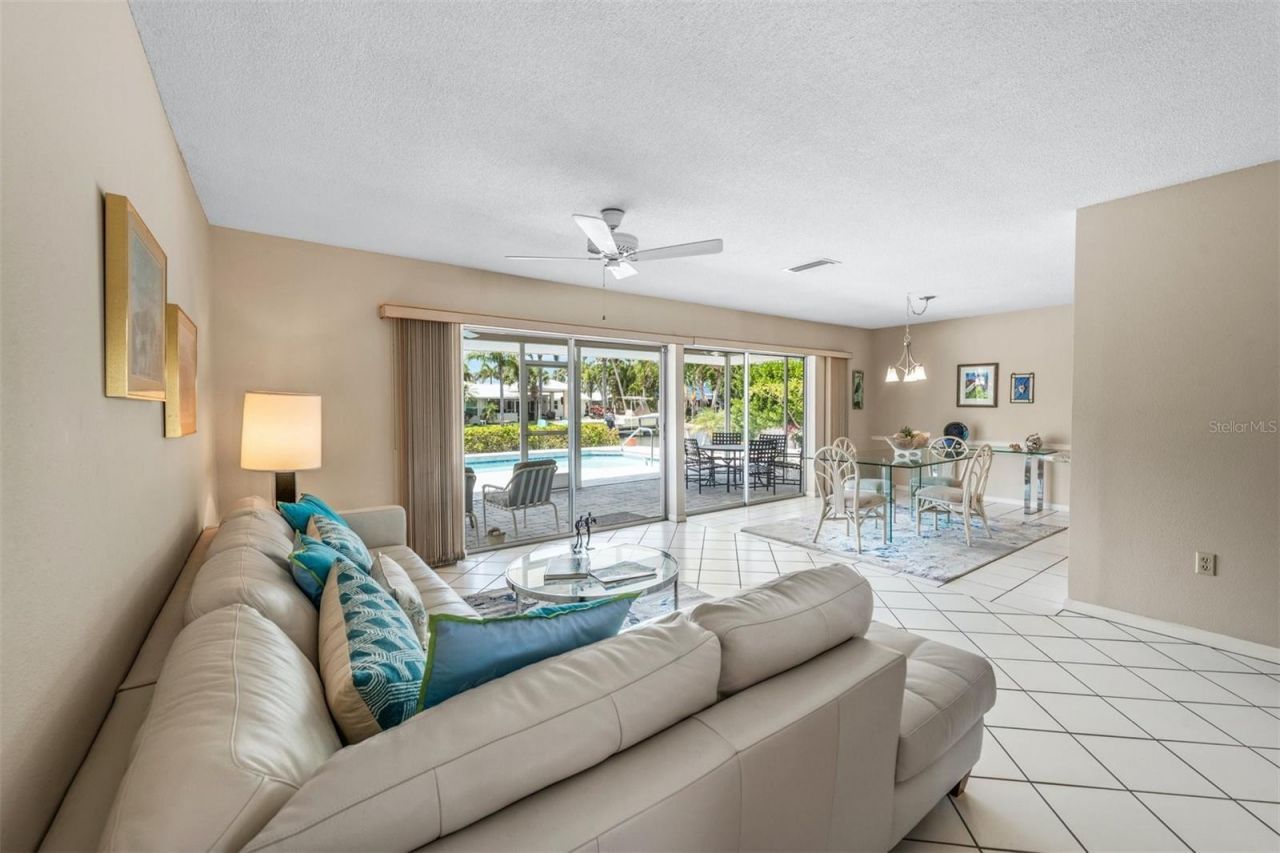 614 Gladstone Lane, Holmes Beach, FL 34217 Photo