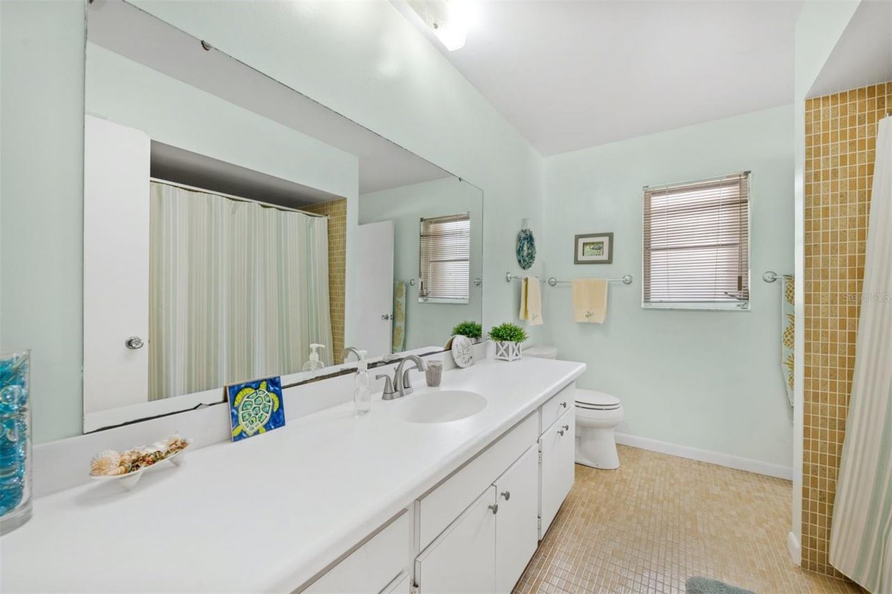 614 Gladstone Lane, Holmes Beach, FL 34217 Photo