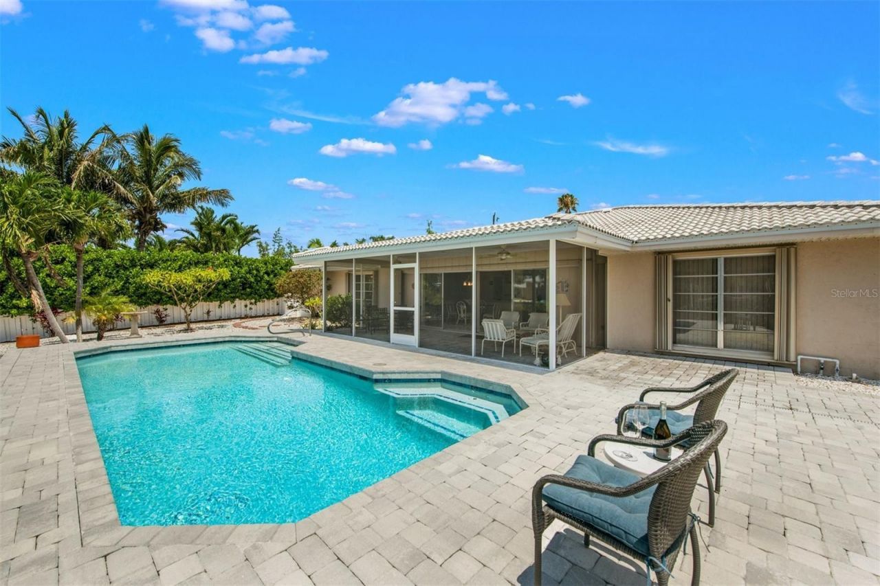 614 Gladstone Lane, Holmes Beach, FL 34217 Photo