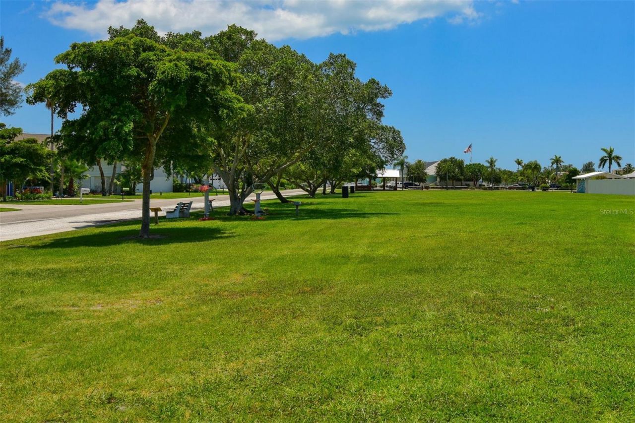 614 Gladstone Lane, Holmes Beach, FL 34217 Photo