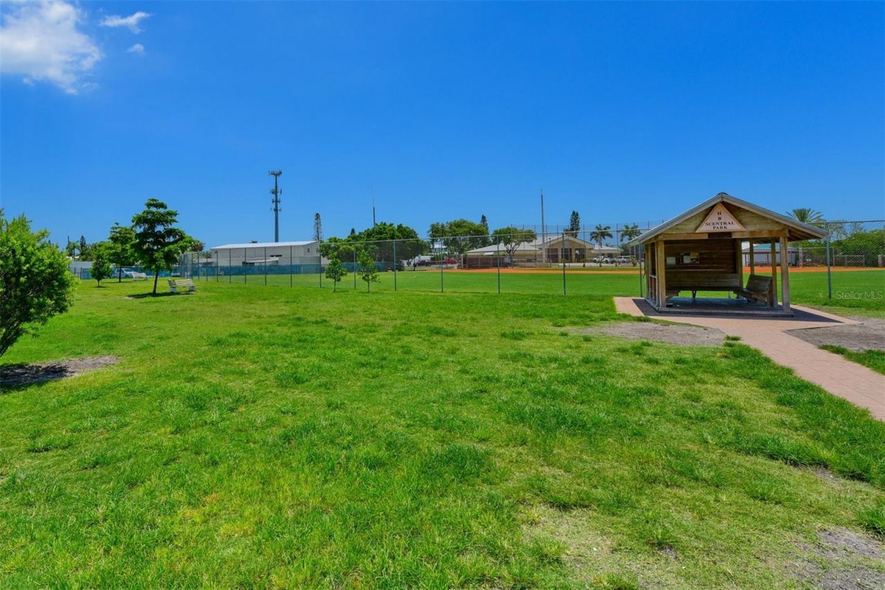 614 Gladstone Lane, Holmes Beach, FL 34217 Photo