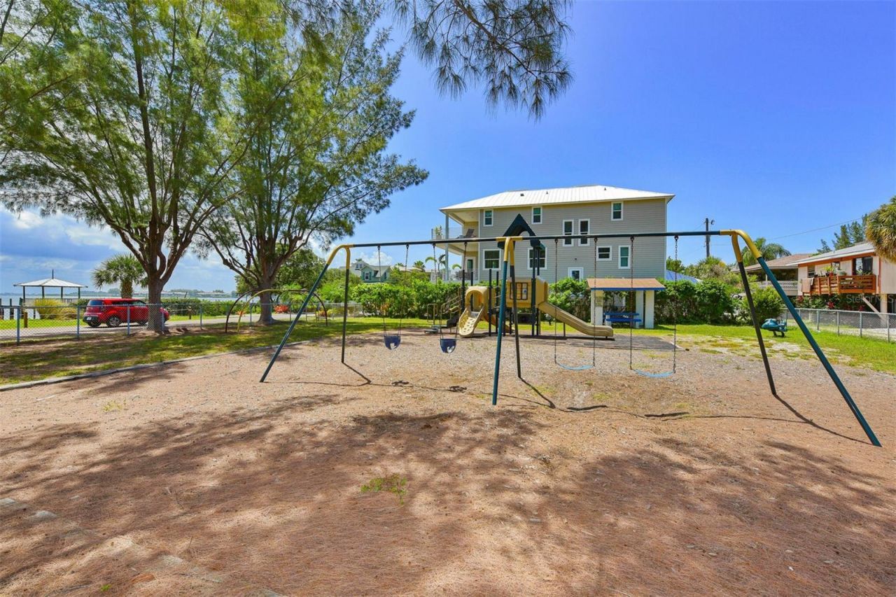 614 Gladstone Lane, Holmes Beach, FL 34217 Photo