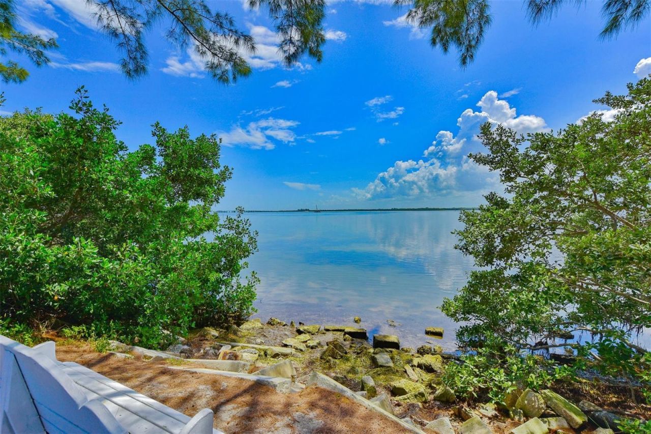 614 Gladstone Lane, Holmes Beach, FL 34217 Photo