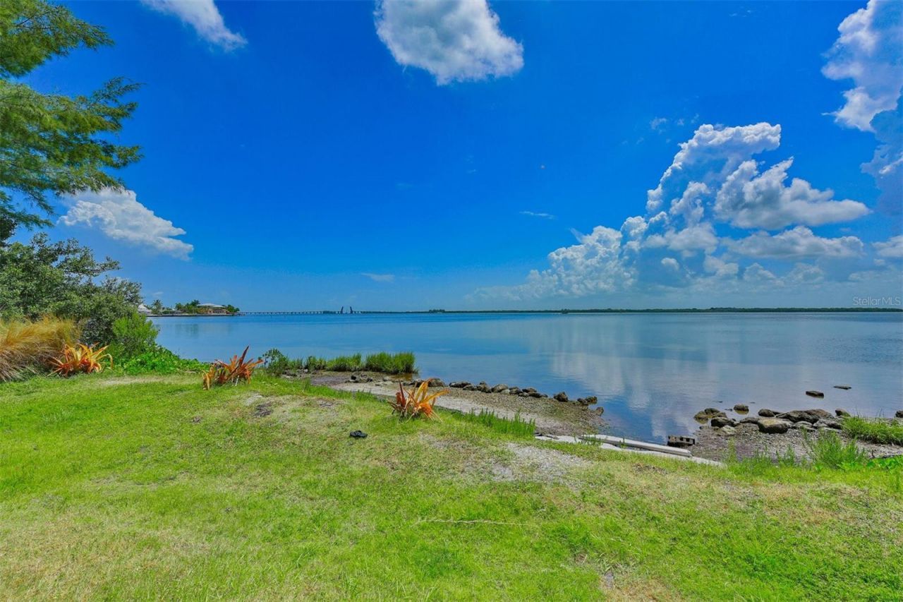 614 Gladstone Lane, Holmes Beach, FL 34217 Photo