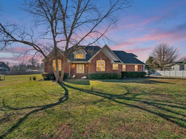 69 College Ct, Mc Ewen, TN 37101