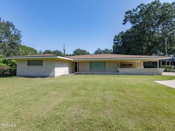 905 Loreauville Road , New Iberia, LA 70563