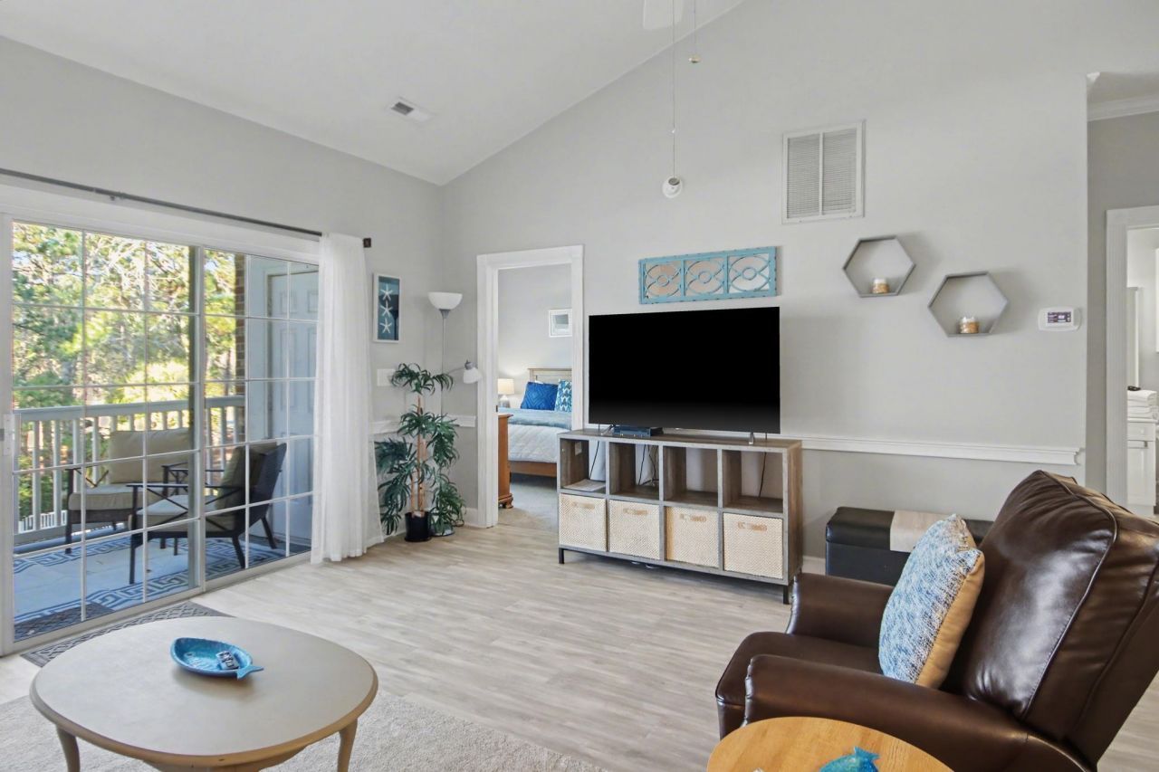 682 Riverwalk Dr. Photo 13