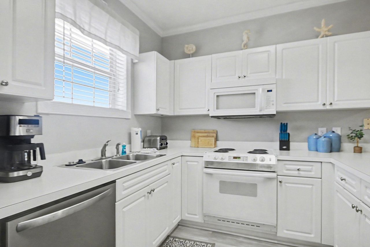 682 Riverwalk Dr. Photo 5