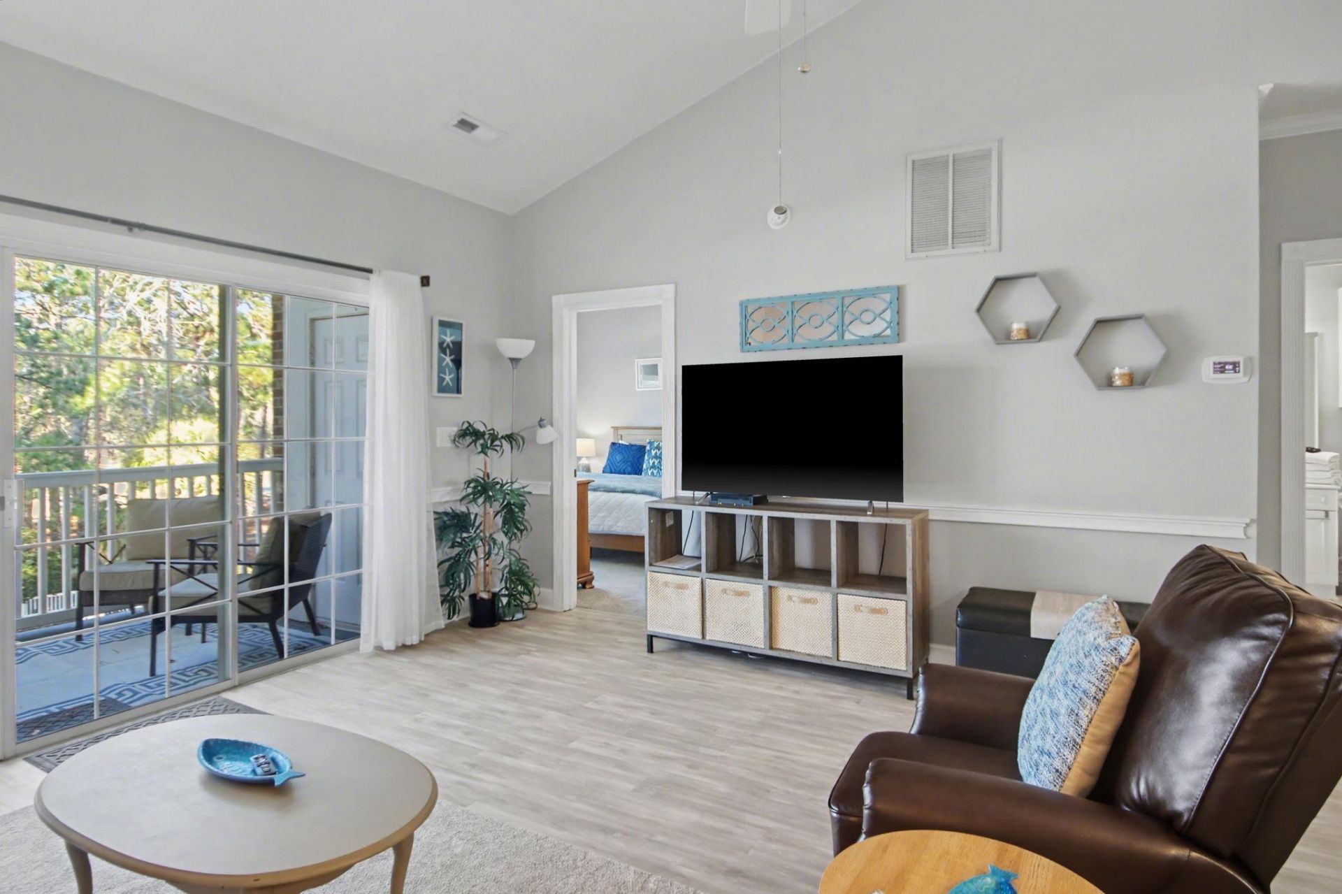 682 Riverwalk Dr. Photo 6