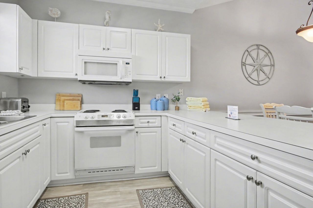 682 Riverwalk Dr. Photo 6