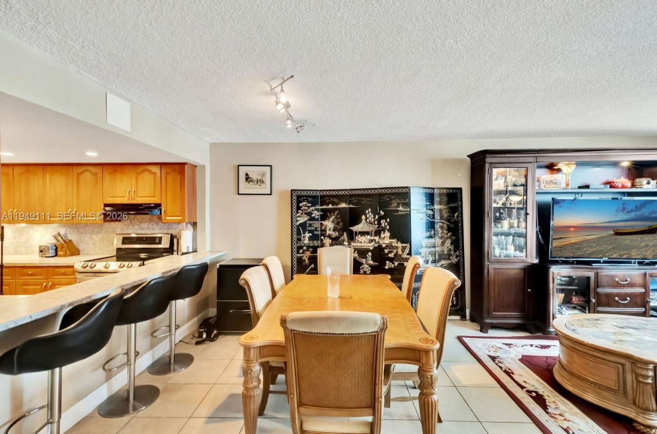 5401 Collins Ave, Unit 340, Miami Beach, FL 33140 Photo