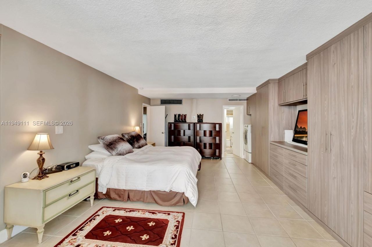 5401 Collins Ave, Unit 340, Miami Beach, FL 33140 Photo