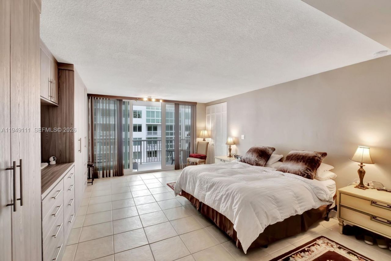 5401 Collins Ave, Unit 340, Miami Beach, FL 33140 Photo
