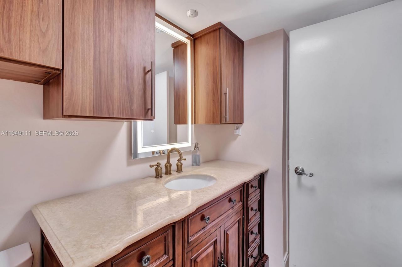 5401 Collins Ave, Unit 340, Miami Beach, FL 33140 Photo