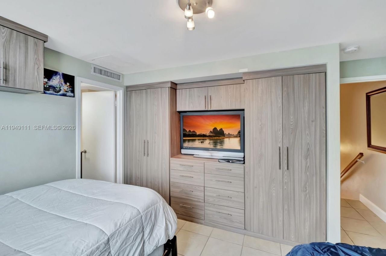 5401 Collins Ave, Unit 340, Miami Beach, FL 33140 Photo