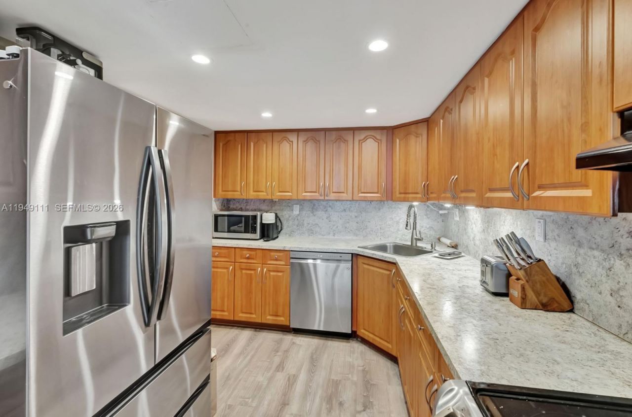 5401 Collins Ave, Unit 340, Miami Beach, FL 33140 Photo