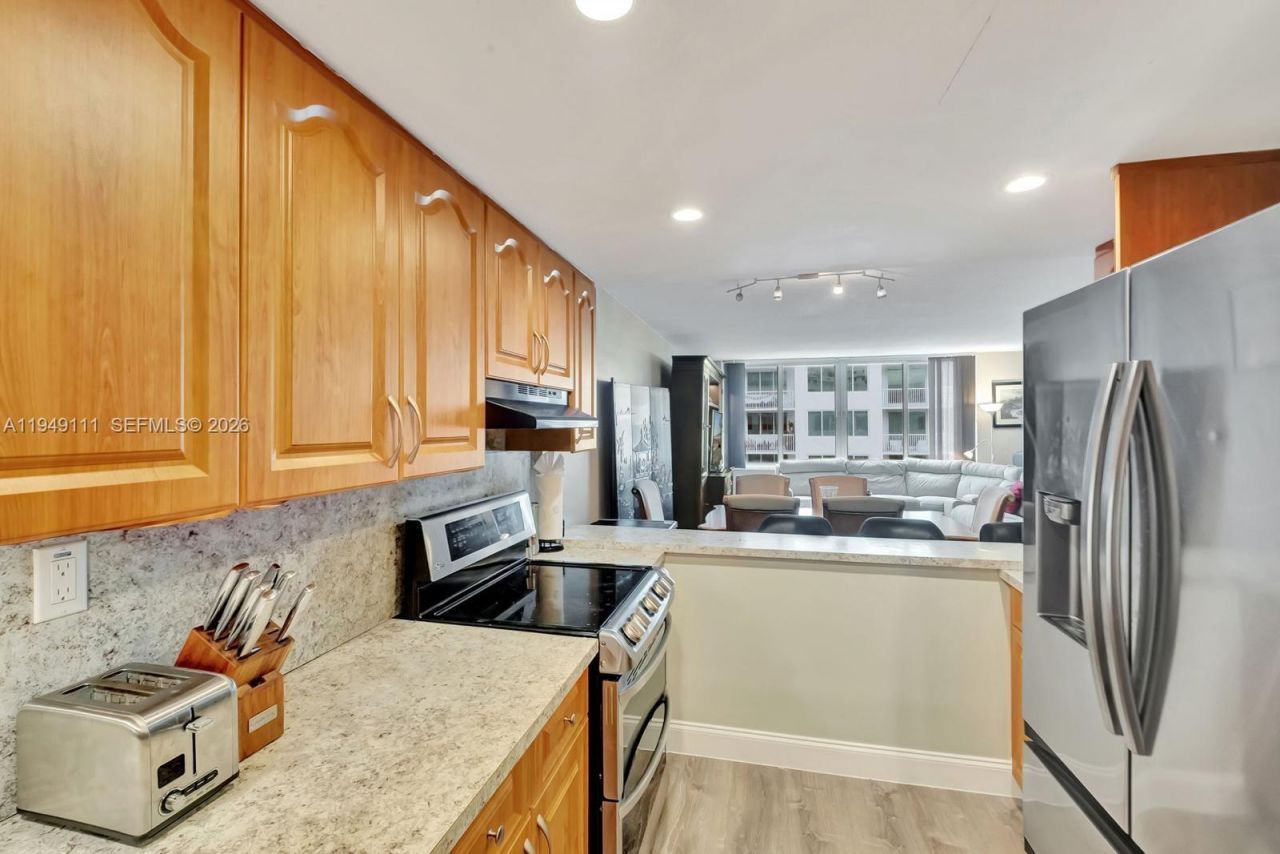 5401 Collins Ave, Unit 340, Miami Beach, FL 33140 Photo