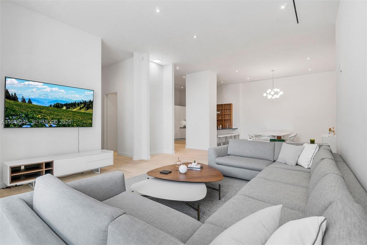 4701 N Meridian Ave, Unit 210, Miami Beach, FL 33140 Photo