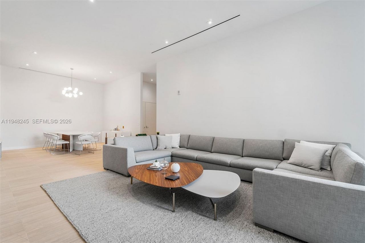 4701 N Meridian Ave, Unit 210, Miami Beach, FL 33140 Photo