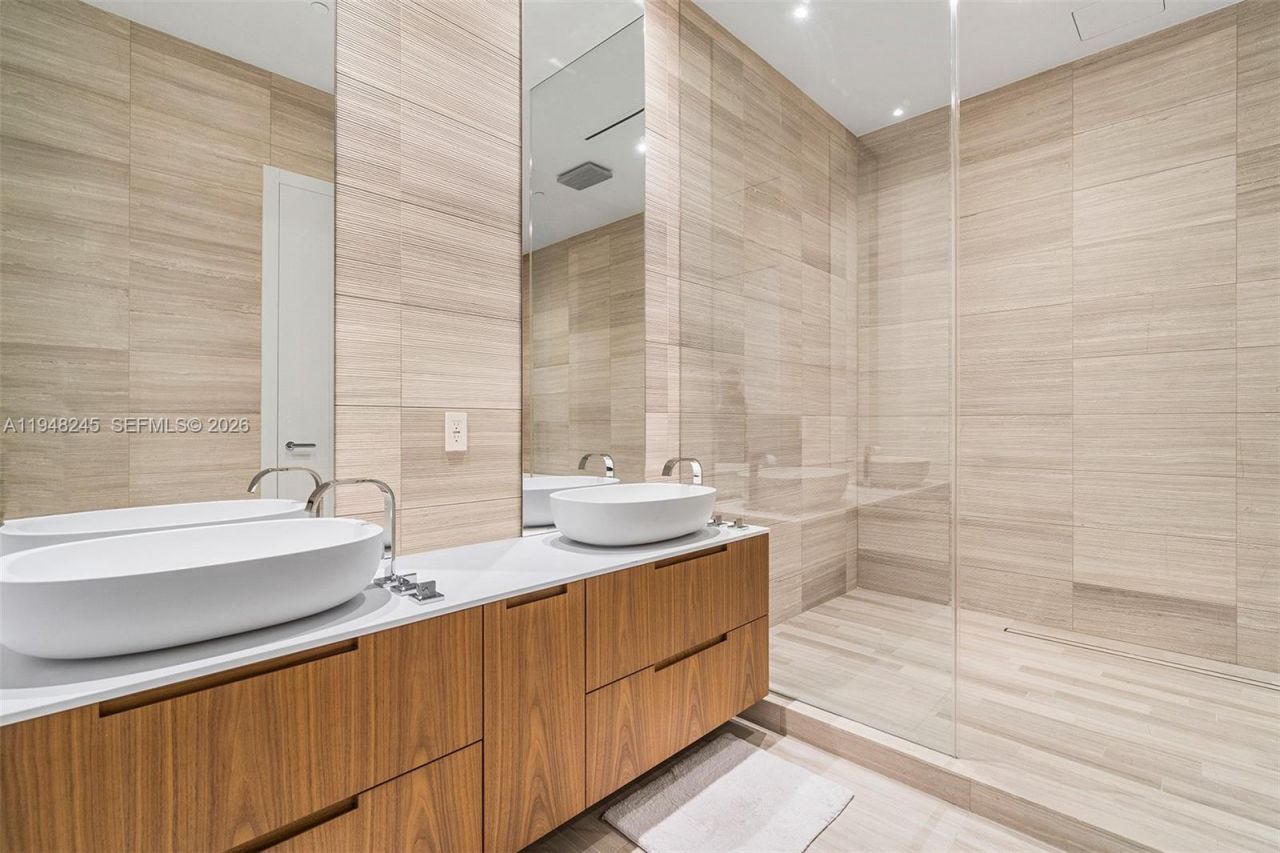 4701 N Meridian Ave, Unit 210, Miami Beach, FL 33140 Photo